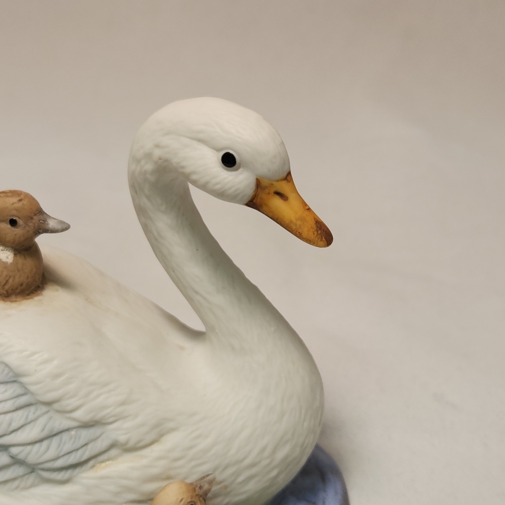 Homco Swan Figurine - Picture 4 of 6